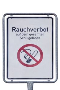 Schild mit Rauchverbot