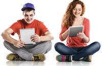 Teenager arbeiten oder spielen mit Tablets